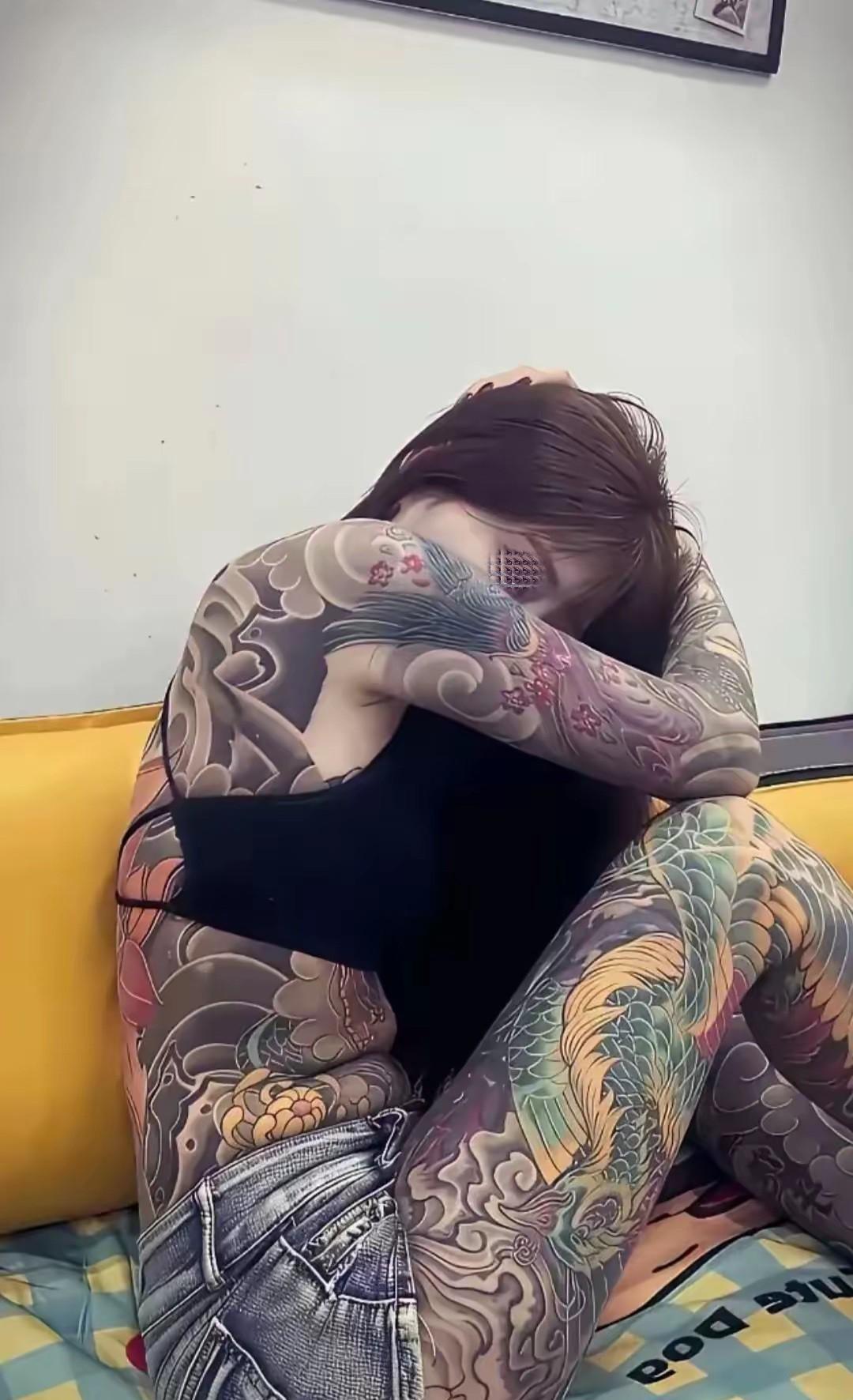 网上刷到一张图片，让我惊呆了！这样的纹身真的很美吗？且不论别人怎么看，自己的家人