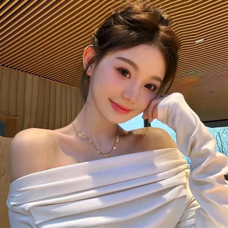 优雅午后，阳光洒落，尽享慵懒时光。秋日午后的温柔秋日小憩照温柔小憩居家浪漫