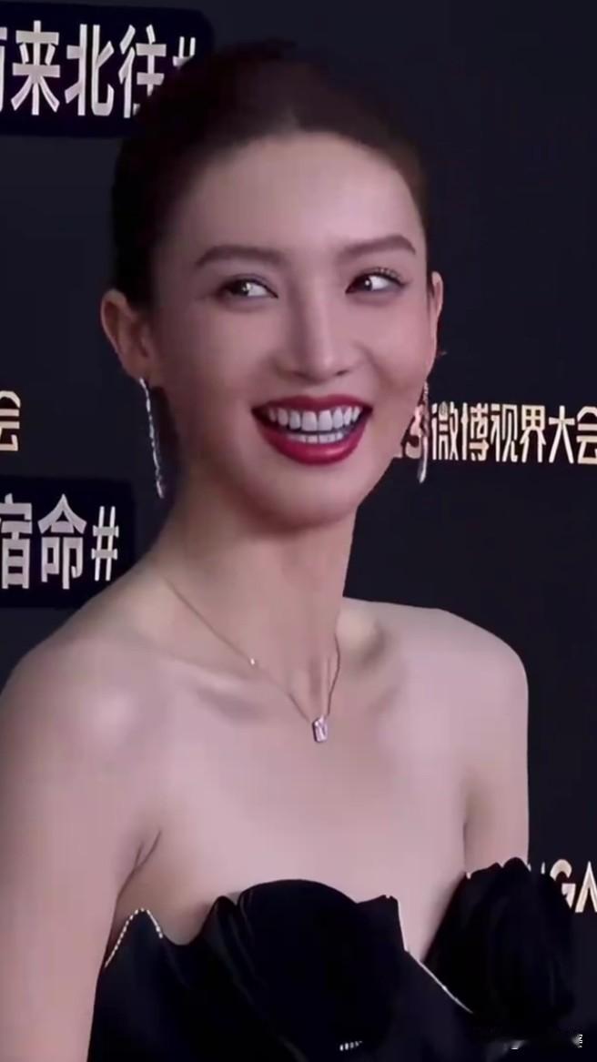 金晨红毯生图太有感染力，大大方方开怀大笑，毫无偶像包袱。优越的肩颈线条配上黑色礼