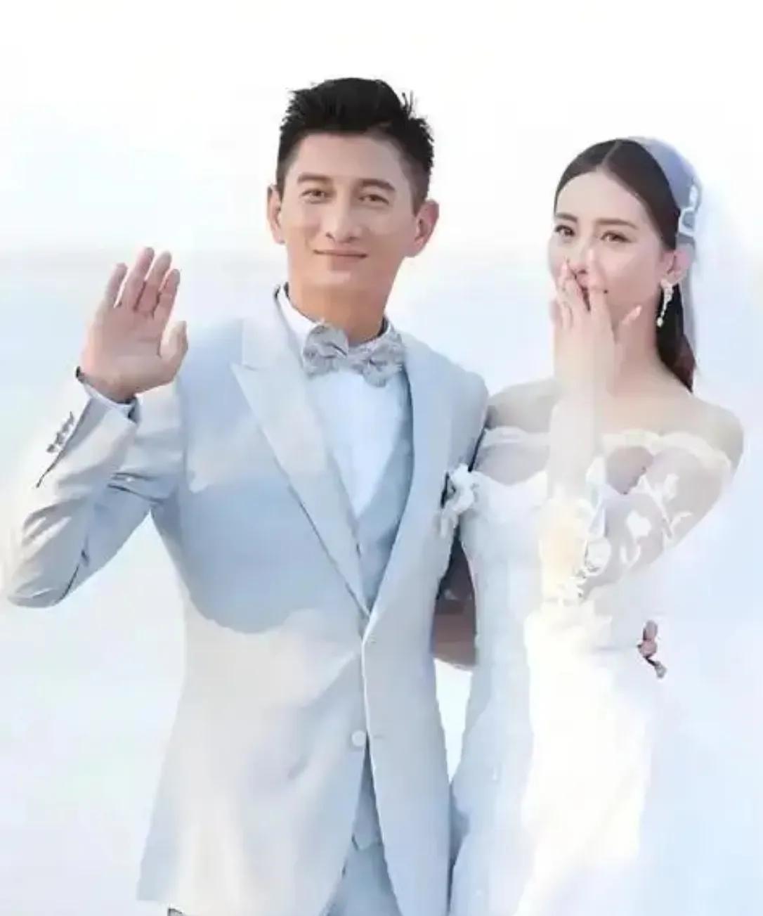 #吴奇隆无名指戴了戒指#吴奇隆在上海录制综艺时，被发现左手无名指佩戴婚戒，疑似