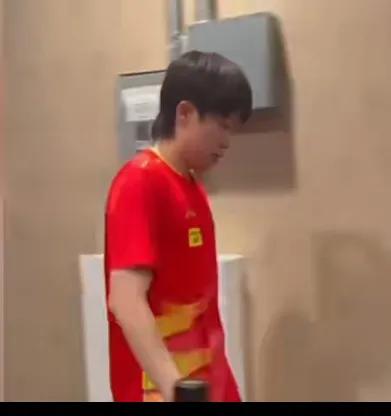 今日大头以4-0的利落赢了雨果连步伐都带着几分张扬的劲儿他走得那样快，背
