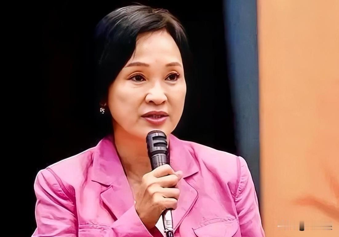 是时候清理门户了，柯志恩高喊“她支持8000亿军购，不然她很难选”。陈挥文