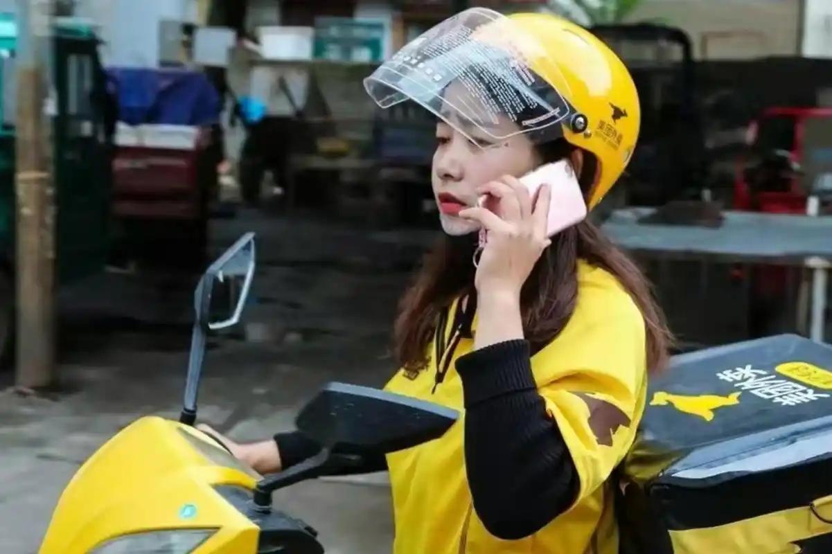 一位母亲为供女儿上大学，起早贪黑送了6年外卖。可女儿毕业后，几份工作因薪资低、受