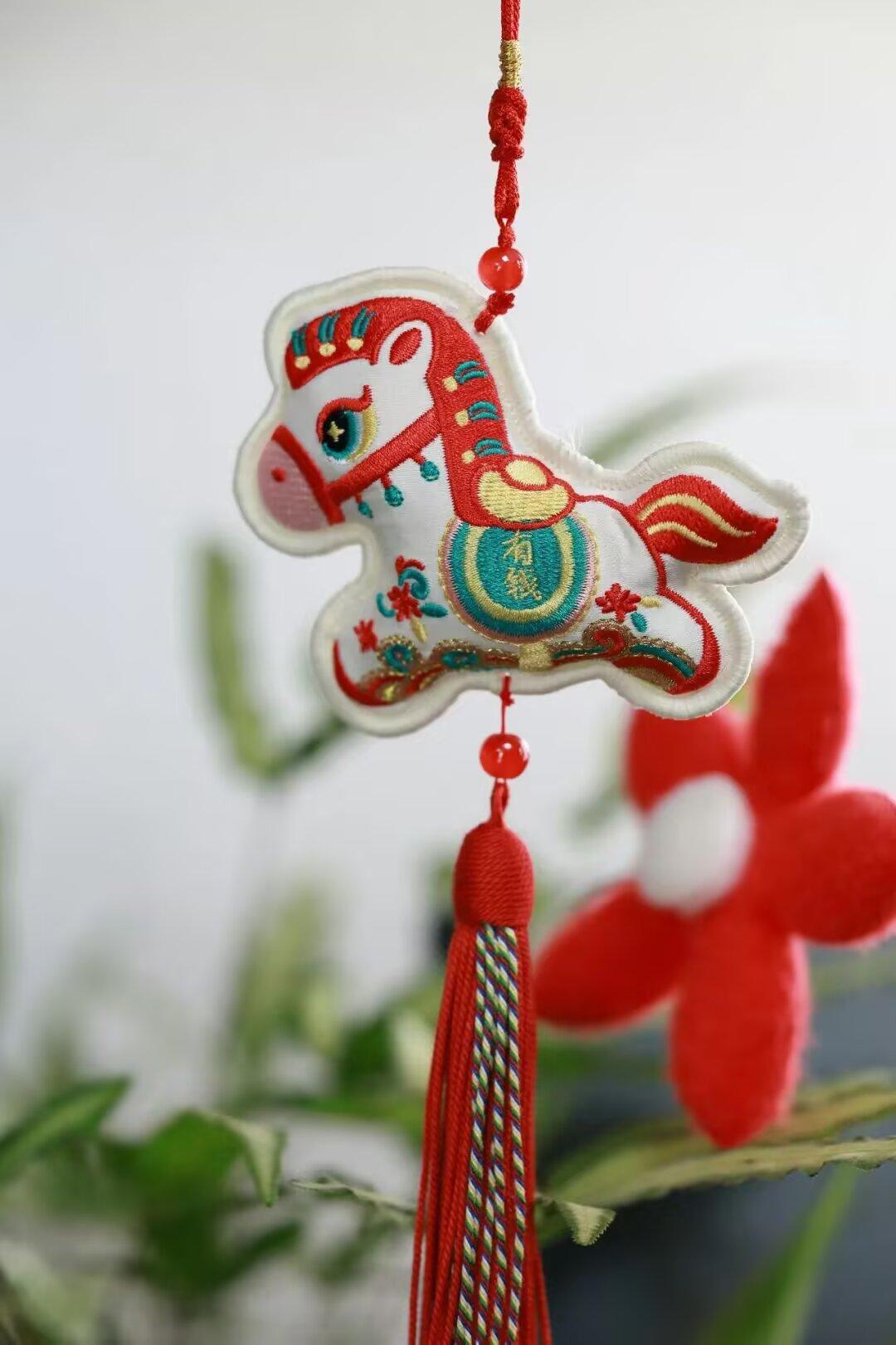 这心一直悬着了。邻居说她妹妹家一个丫头，马上初中毕业了，成绩肯定不行，现在吵着