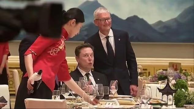 马斯克这眼神也太直白了，一点藏不住！忘了自己还领着儿子呢～马斯克