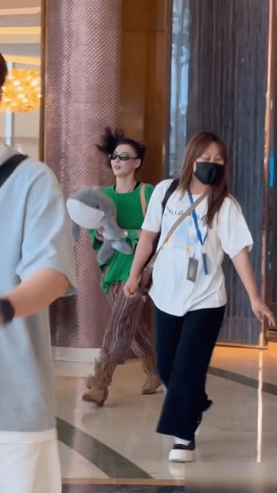 46岁三孩妈，被路人认成20岁小花昨天三亚海边，她抱着海豚玩偶蹦跳，路人追着