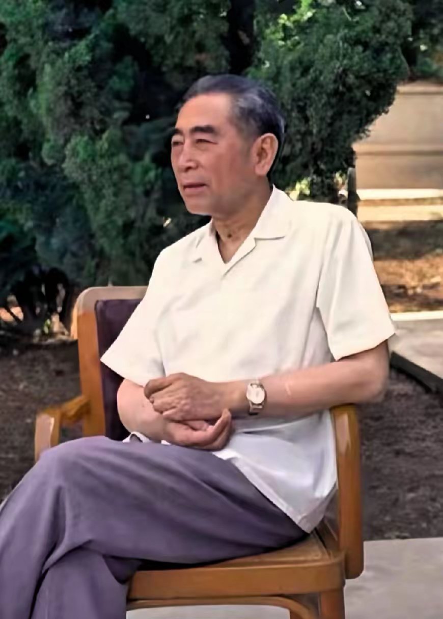 这张照片拍摄于周总理生命晚年、病重时期，是他重回革命圣地延安的珍贵影像