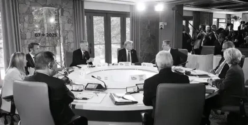 你敢信吗？G7峰会上发生了这么戏剧性的一幕。欧盟主席冯德莱恩专门掏出来一块磁铁