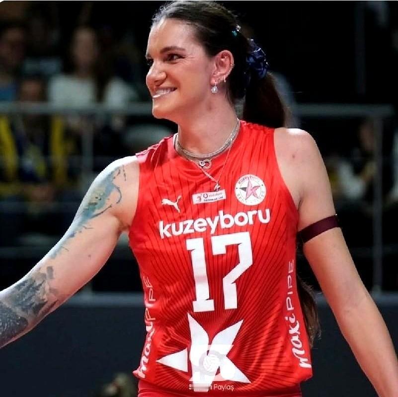 当主攻手的扣球像炮弹砸穿对手防线，为什么全队却像散架的积木垮在场上？2023世