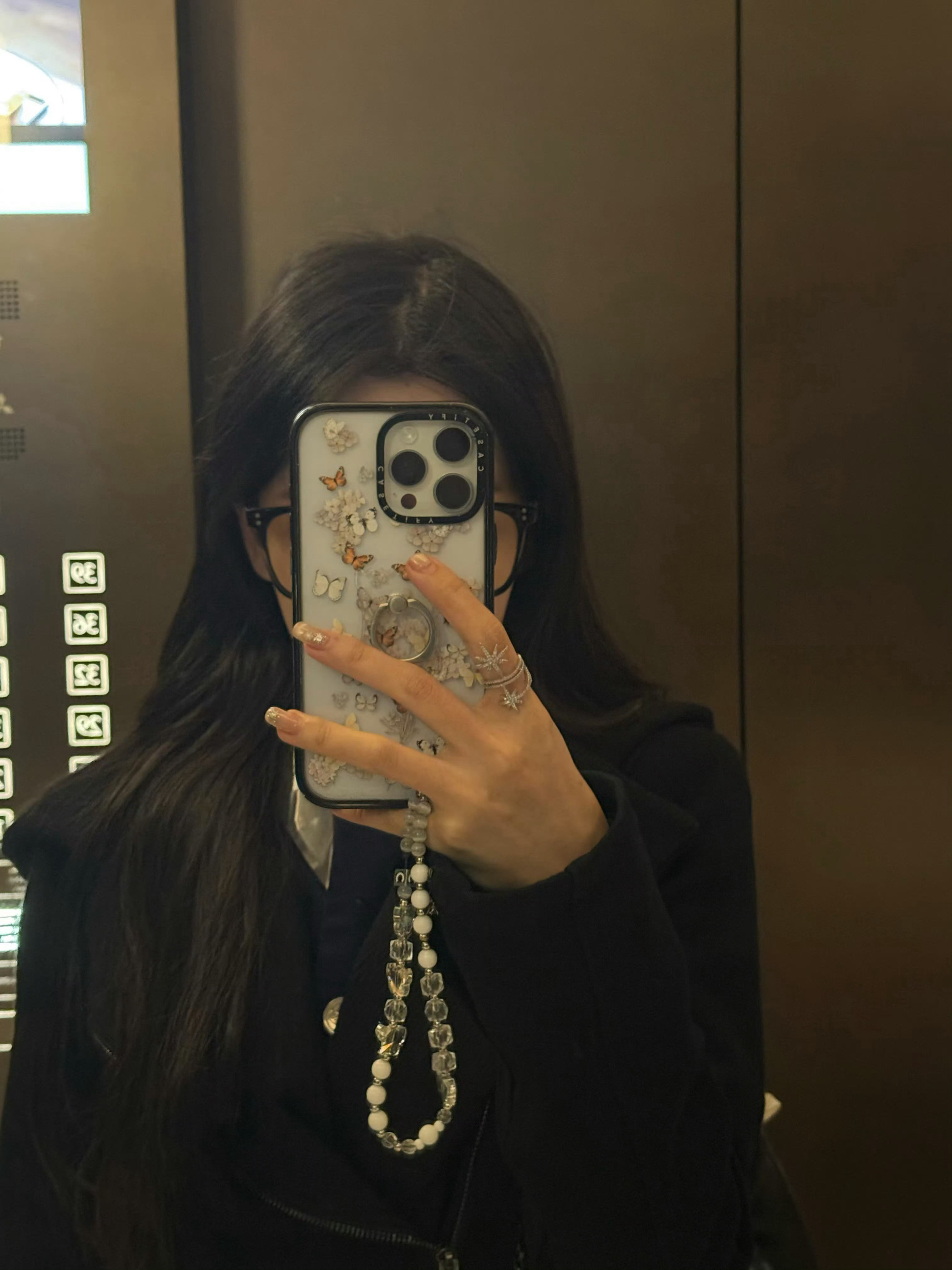 坏女人好美，lpl解说rita工作照晒照：有一些麻花辫什么的～开奔驰，喝战马，电