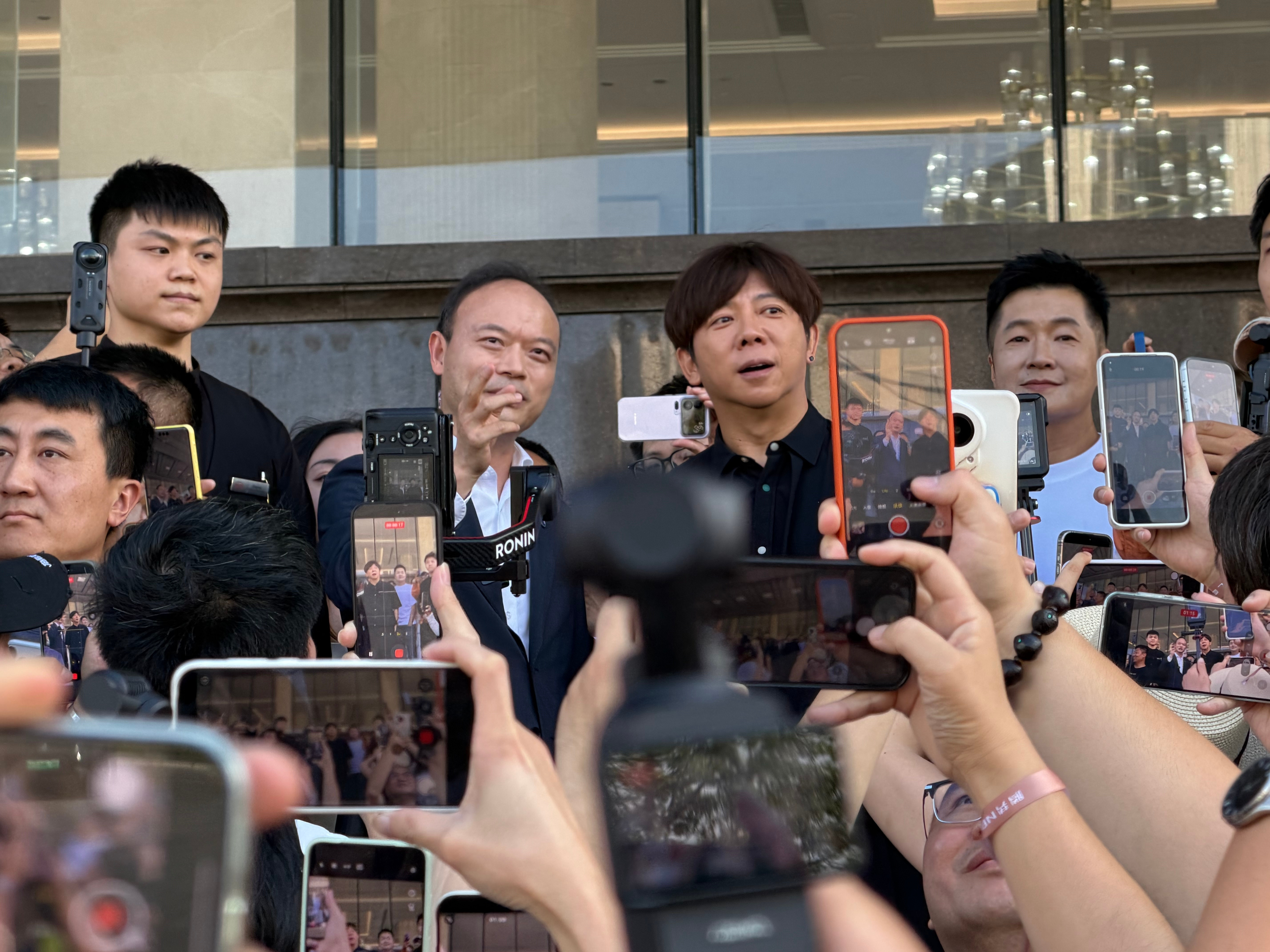 本来是来看今晚腾势N8L上市的，没想到撞见胡海泉也来比亚迪腾势慧总还带胡海泉