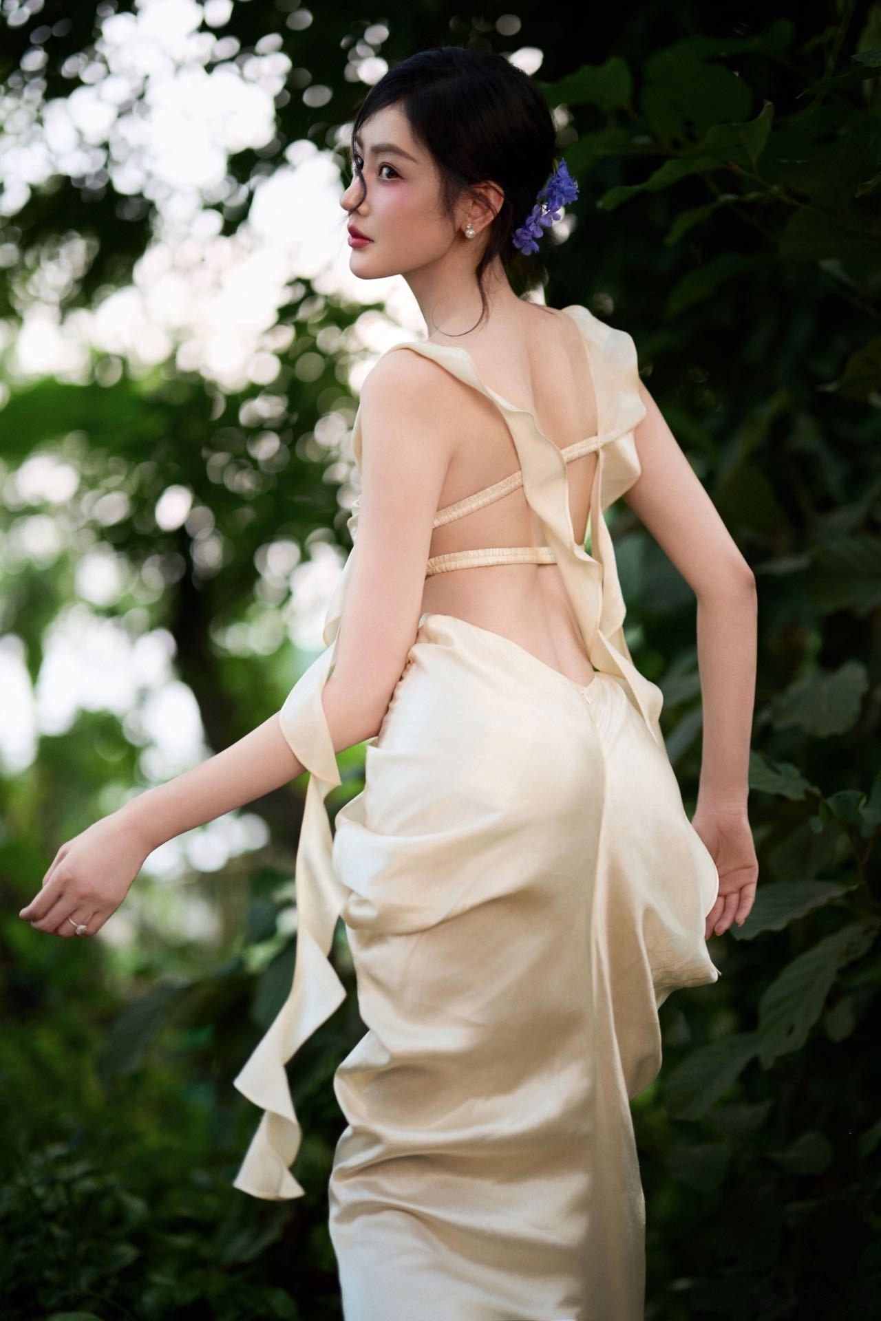 张天爱版纳限定妆是自己化的张天爱也太全能了吧！自己动手化出这么灵动的春日妆容，