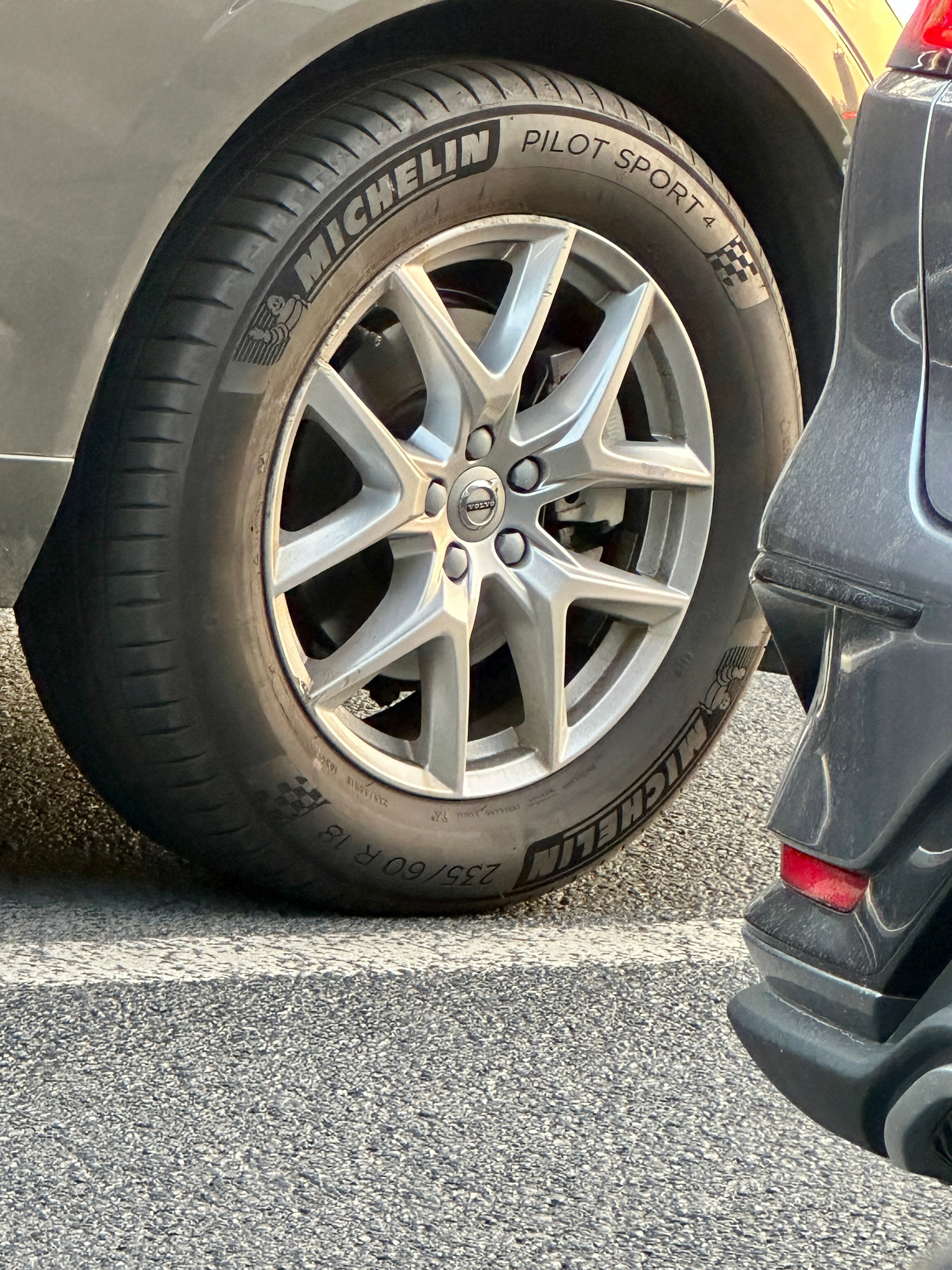 你看这个胎。我一眼看过去就觉得很帅。新的，PS4SUV，天鹅绒面，没有被洗车店