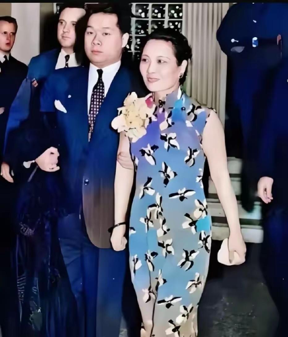 年轻时的宋美龄与外甥孔令侃出席活动时的一幕，孔令侃常年负责她的安保工作。