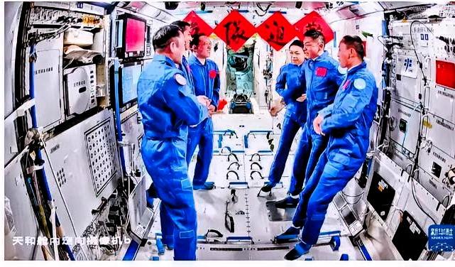 太戳人了！太空里贴了“欢迎”的红对联，老乘组开门接新队友，五个人一起拍全家福报平