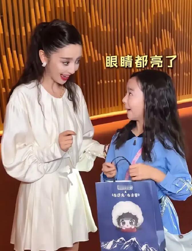 佟丽娅给董璇闺女发工资，一个蓝色破提兜，现金，厚度吓人。小酒窝跳了四个月，站