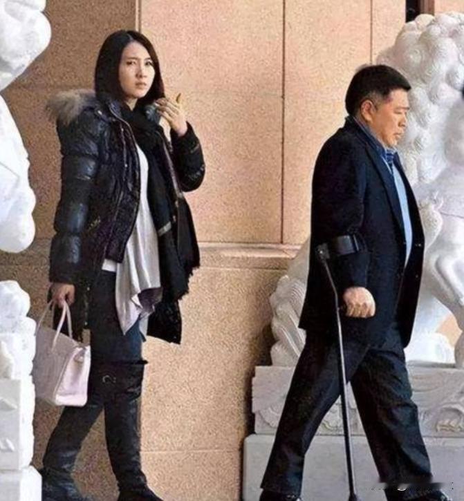 2008年，演员黎姿做生意失败，这时候弟弟又出了车祸，急需救命钱！她迫于无奈，找