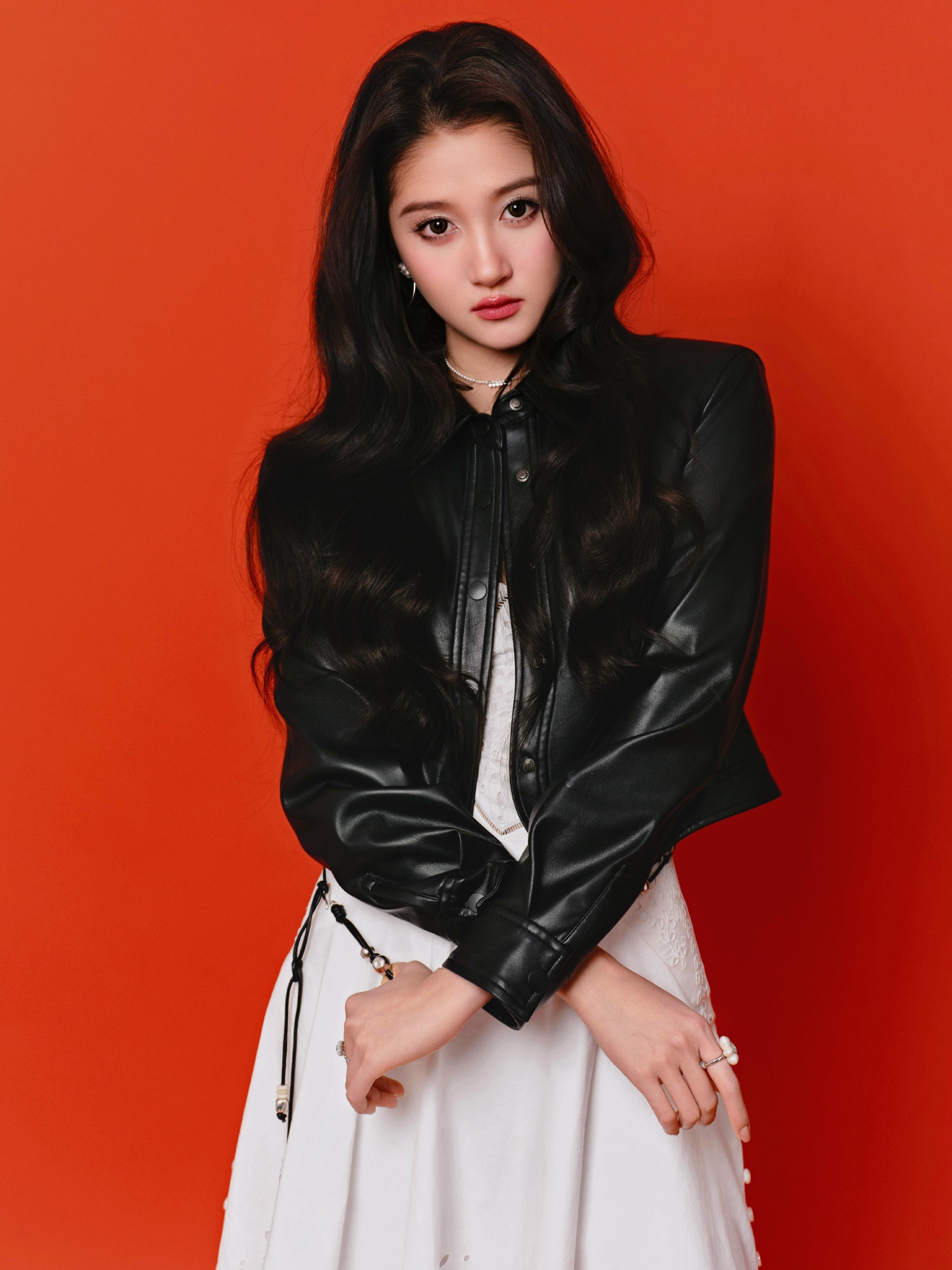 关晓彤，个性张扬，率真洒脱，酷飒皮衣摇滚女孩。关晓彤