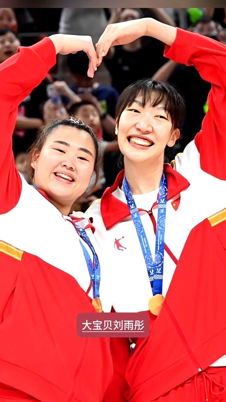 女篮赛场上，还有比看“大宝贝”打球更快乐的事吗？大运会对阵日本队，刘禹彤那身
