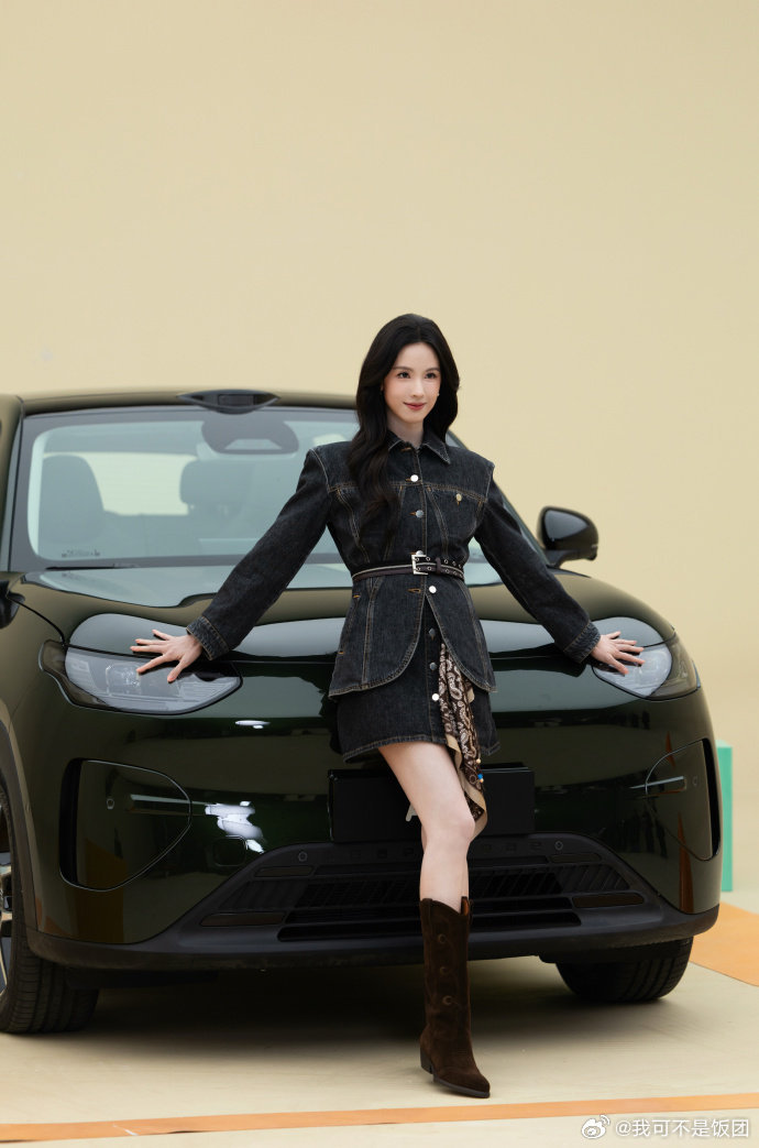 陈都灵扶眼镜那一下陈都灵漆面皮衣穿搭陈都灵这身皮衣也太绝了，扶眼镜瞬间气场拉满，