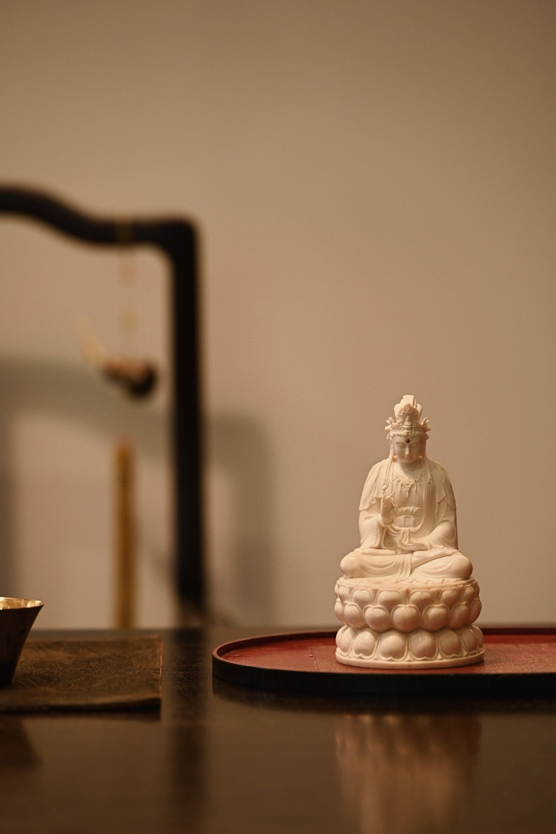 猛犸|观音观音造像开脸圆润，低首垂目，神情慈祥，衣褶垂拂流转，跏趺于莲座之上