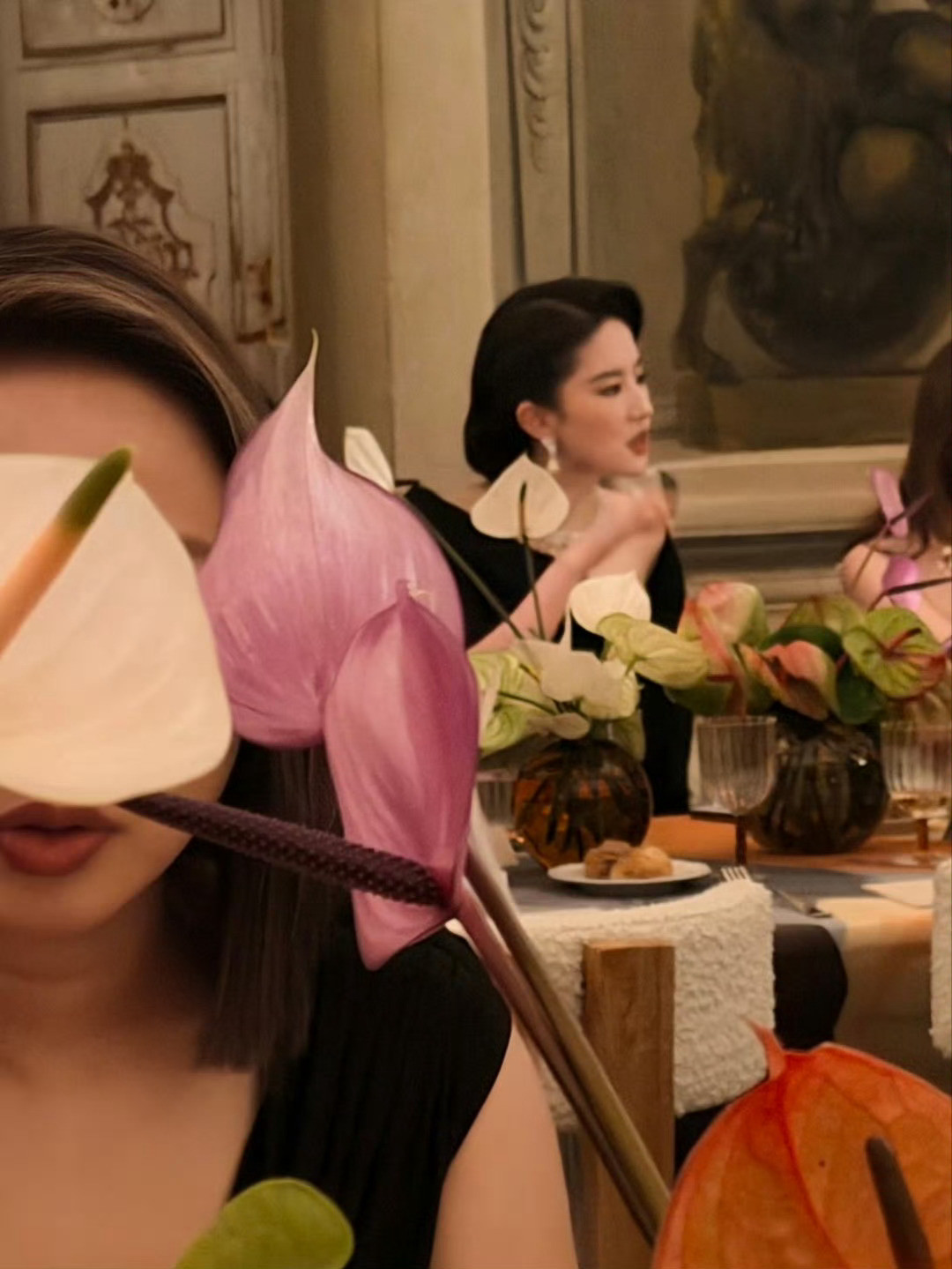 网友在意大利古堡偶遇刘亦菲，根本就是油画里的美人啊啊啊啊