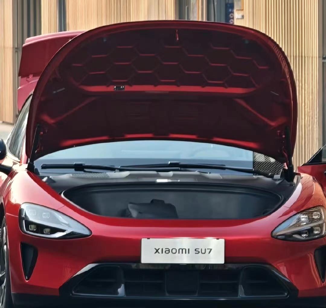 小米新SU7前备箱曝光！前备箱真够大的，相比现款把边上的台阶去掉了，也算是空