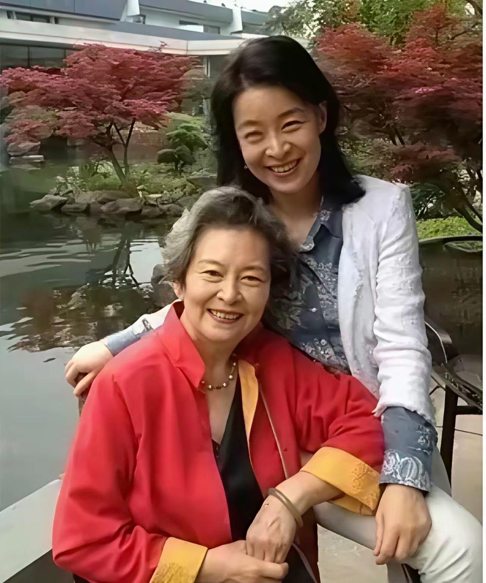 没想到，她俩竟然是母女，这么一看，长得还真像。妈妈在《红楼梦》里饰演过王夫人。女