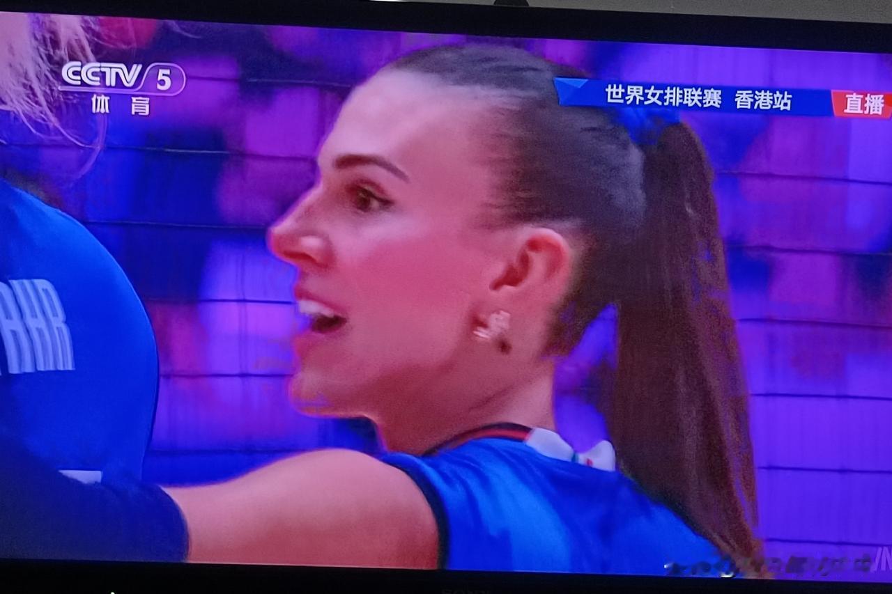 真没想到中国女排小将真厉害，从意大利女排身上拿了两局球，这点真出人意料！原来看着