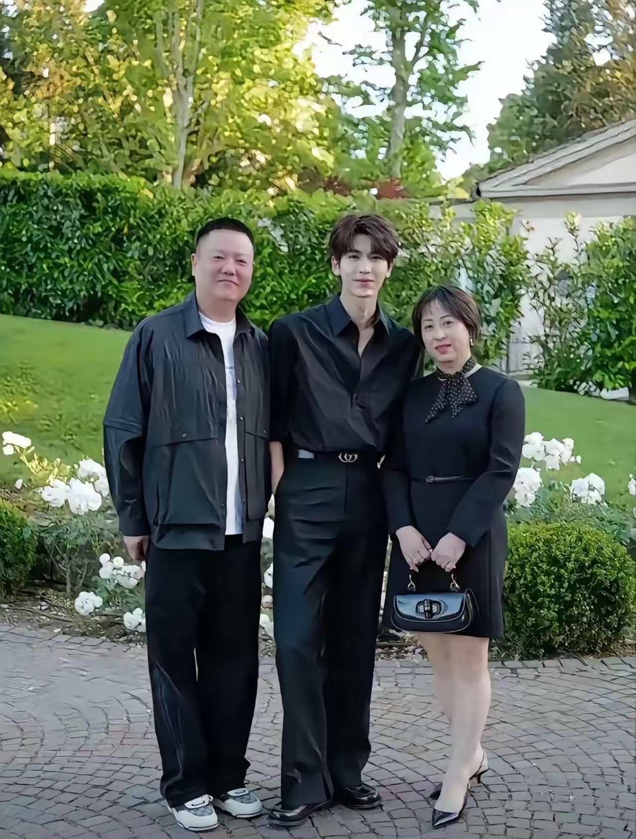 张凌赫妈妈晒全家福，一家人颜值这么高，基因真能这么偏心？他妈妈颜值也特别高，气质温柔又耐看，难怪张凌
