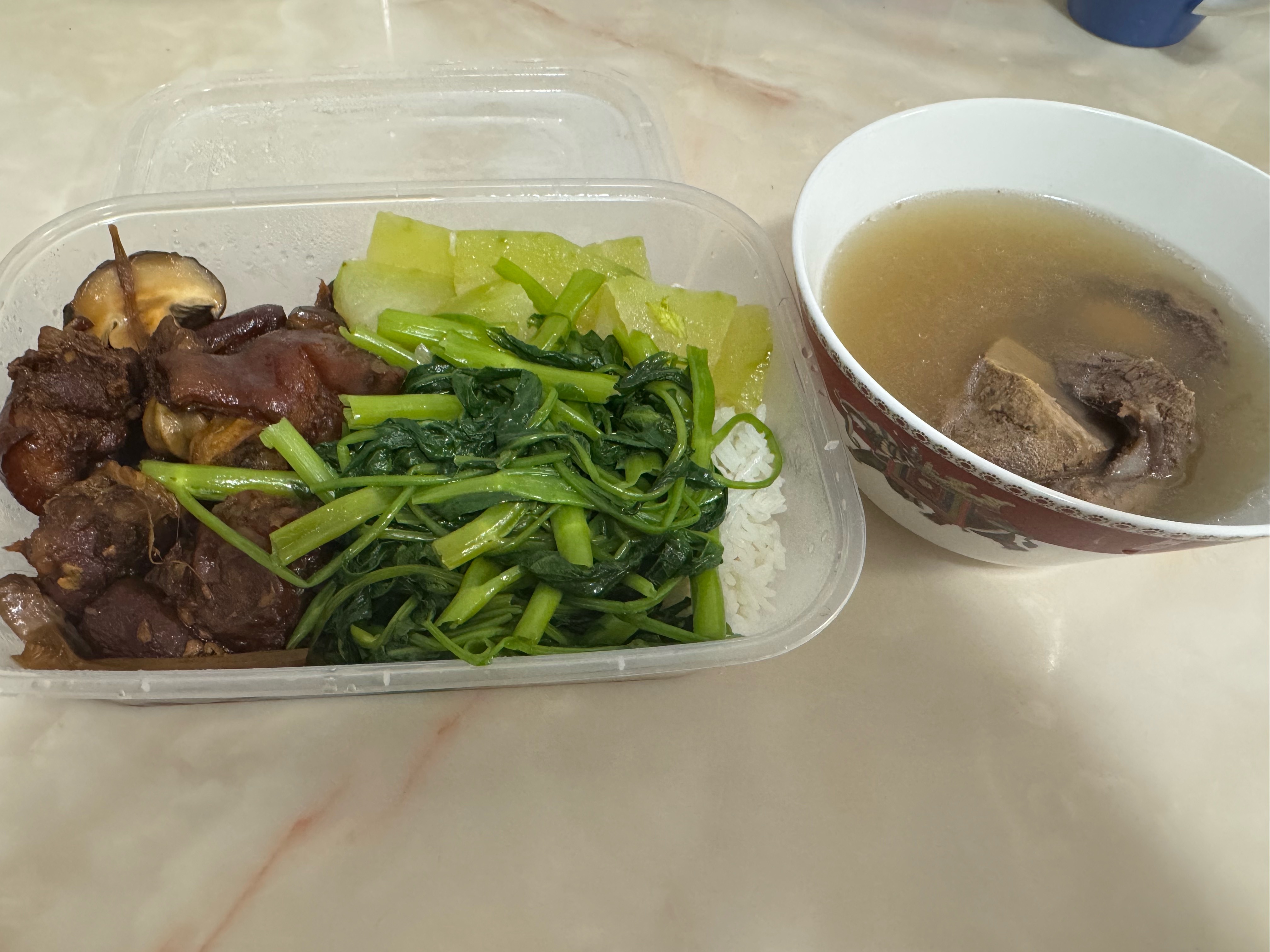 我妈果然还是心疼我。虽然吐槽了我的厨艺，但晚上立刻就烧了大猪蹄子喝骨头汤，还派我