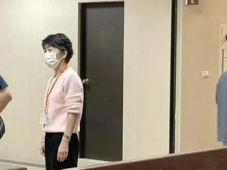 柯文哲今天再次出庭受审，柯文哲妻子陈佩琪参加庭审旁听前在台北地方法院南门排队处与