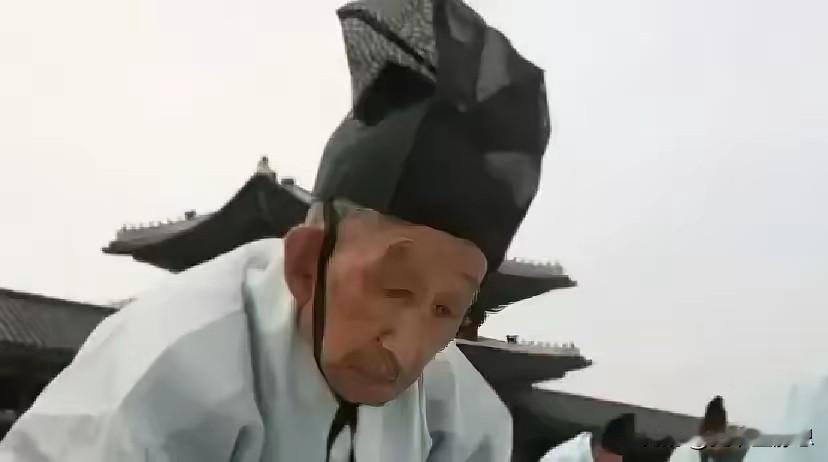 73岁,头发胡子全白了,他终于熬到了金榜题名,殿试第三名,探花。皇帝一看这老头,