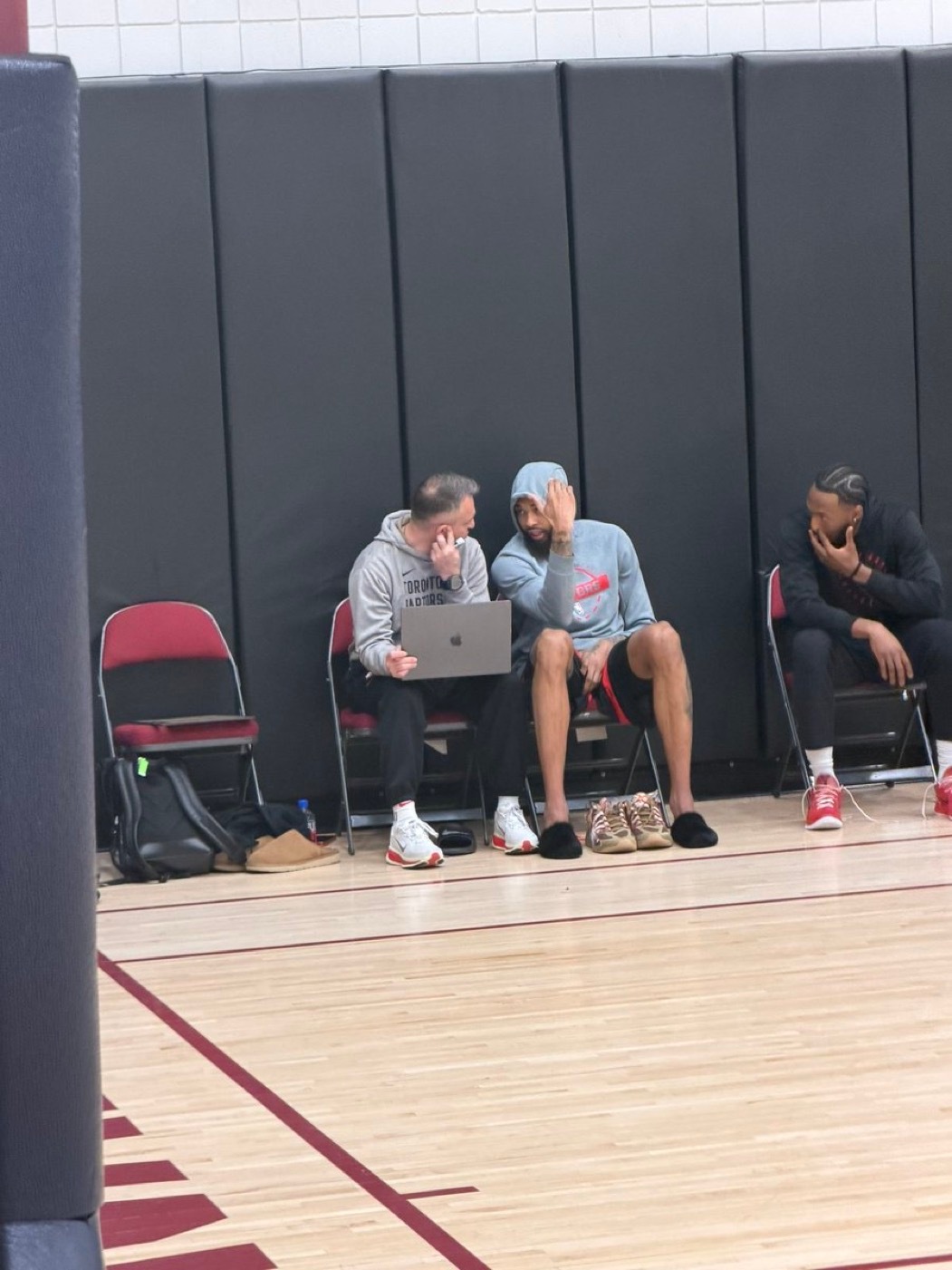 猛龙教练今天单独和英格拉姆观看录像并商量对策。猛龙教练表示：“昨天我们花了一整天