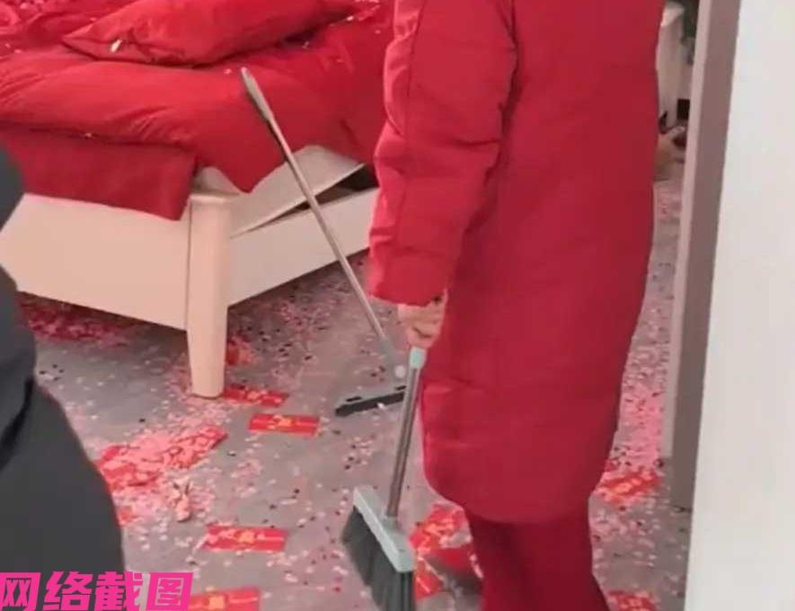 有新人结婚在第二天起床后，看到了婚床开裂塌了一半。此刻家里人看到觉得有点意思