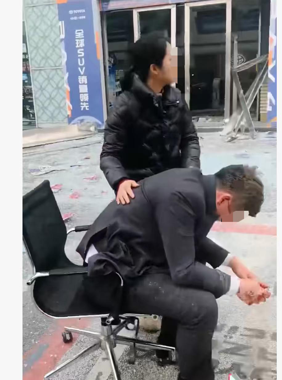 成都机场路丰田4S店爆炸1死4伤这事，估计很多4S的老板、总经理、销售主管都在连