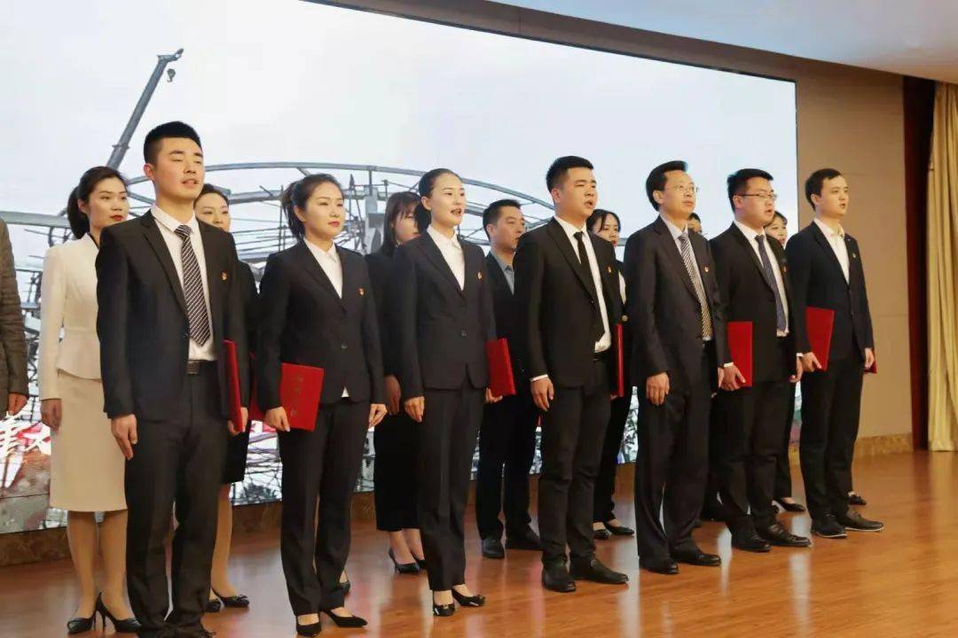 你要是农民入党，村支书就是天花板；你要是乡镇公务员，乡镇副科是天花板；你要是