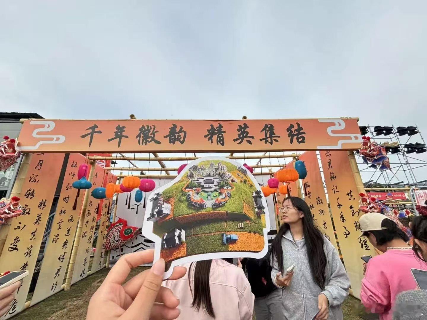 真的有被小龙虾空投馋哭了，我也想想去现场啊[哭哭]湖北潜江和平精英村镇赛 打电竞实