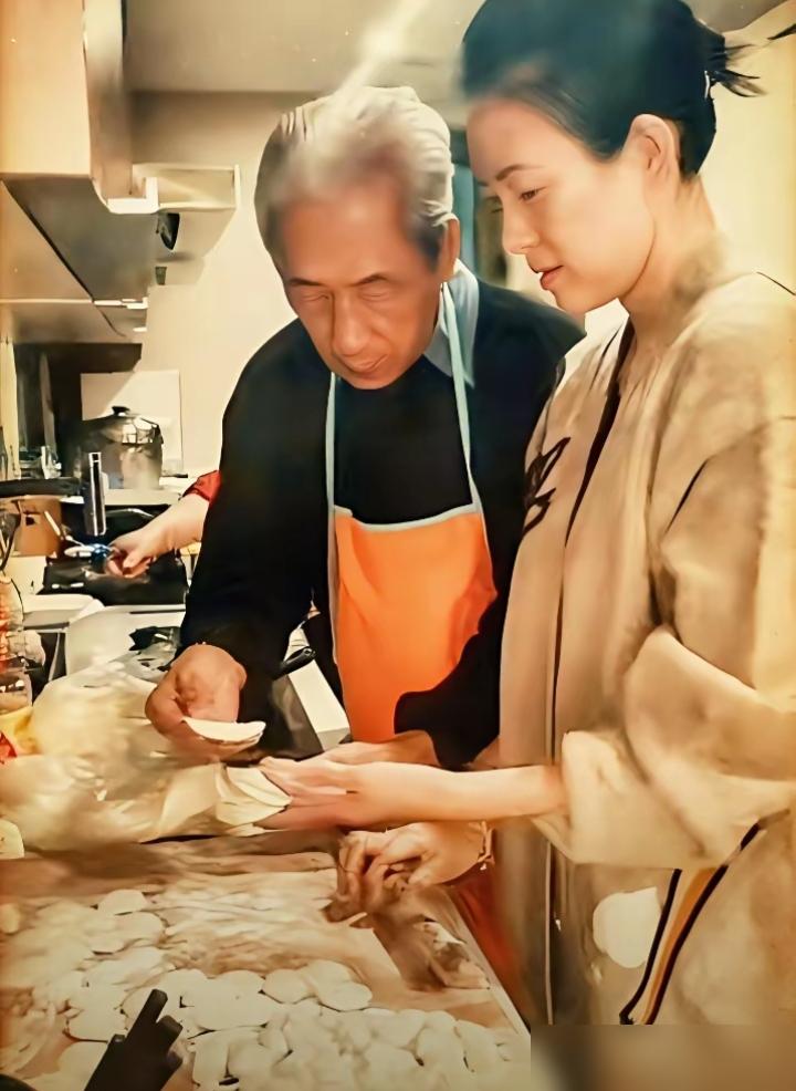 别盯着章子怡包饺子的旧照共情了她妈靠万达赚了8.64亿港元！2008年她妈李