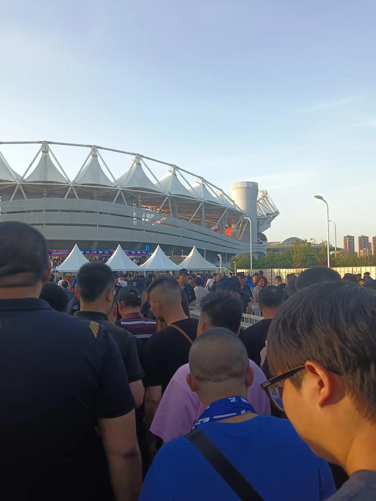 武汉三镇0比2负上海海港，我的看球日记~乘坐3号线19站到达武体中心，每站都