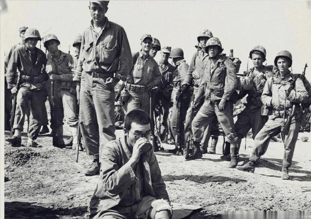 1944年，美军在日军尸体上发现了日军挥刀斩首澳大利亚陆军中士伦纳德的照片。照片