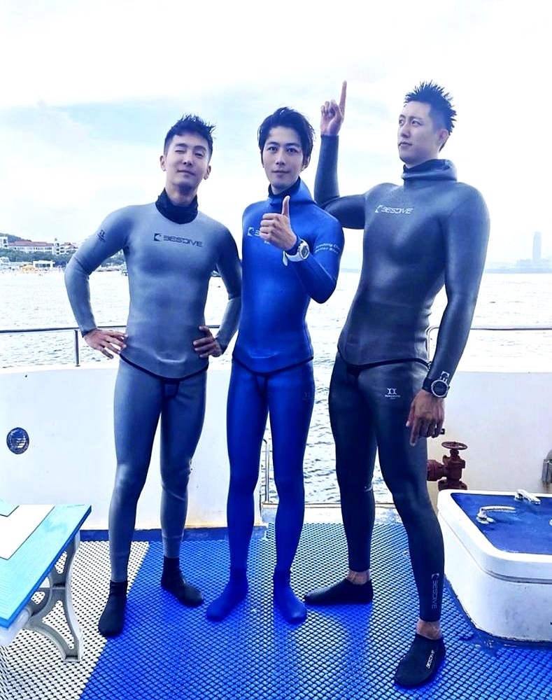 黄景瑜可能真不知道，为啥网友都喊他“双开门大冰箱”。他一脸无辜，觉得自个儿身材挺正常的。直到《现在就