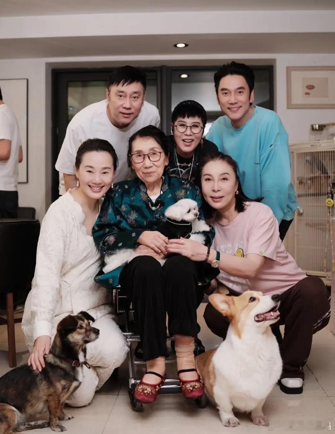 林依轮晒照为大儿子庆生，50+比儿子还显年轻87岁老母亲已坐轮椅！​​​