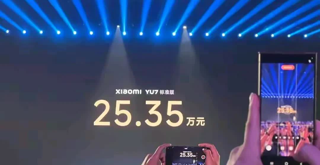 按照小米一个月产车3万台算，YU7一个小时大定约30万台，很多车主估计要一年之后