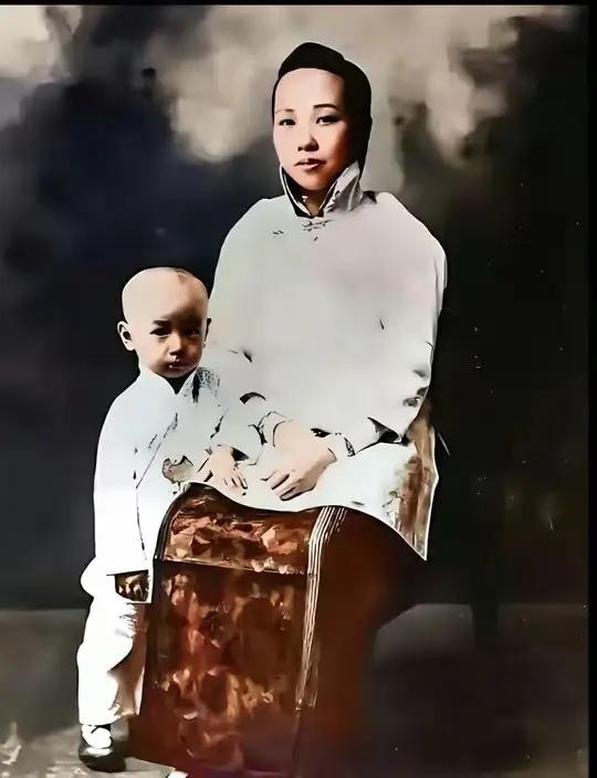 看看钱学森三岁时的真实模样，再看看他母亲章兰娟的模样，你会发现钱老清澈的眼眸与他