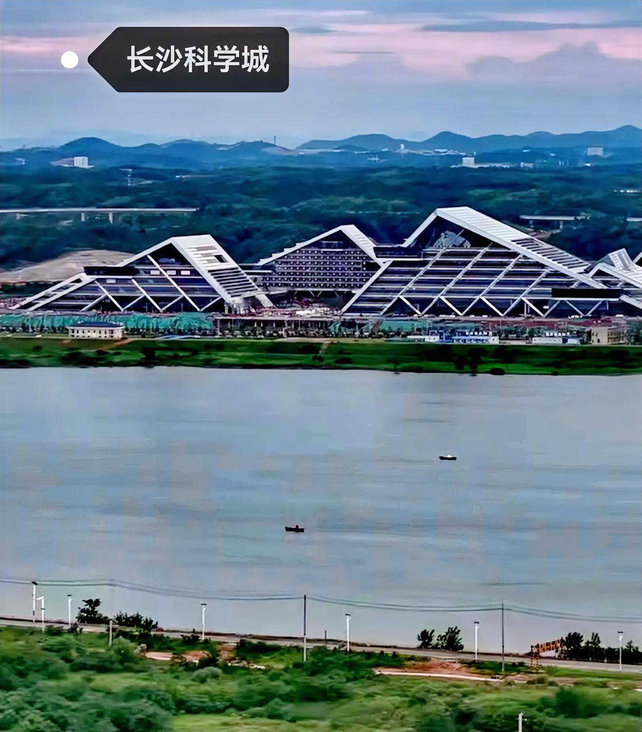 说实话，长沙湘江科学城这种三角形建筑，还是多加几栋超高层配合比较好看一些。如果全