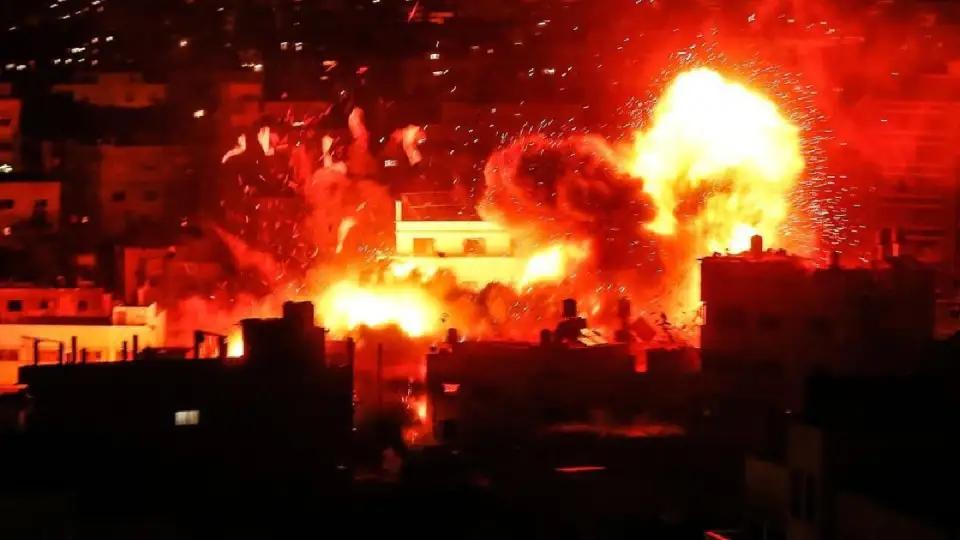 以色列暴露出巨大的弱点，使得自身数十个高价值的目标被摧毁。由于以色列没有纵深，