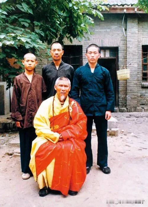 少林寺的大和尚被警察带走了。​从少林寺管理处的情况通报来看，这大和尚酒色财气是