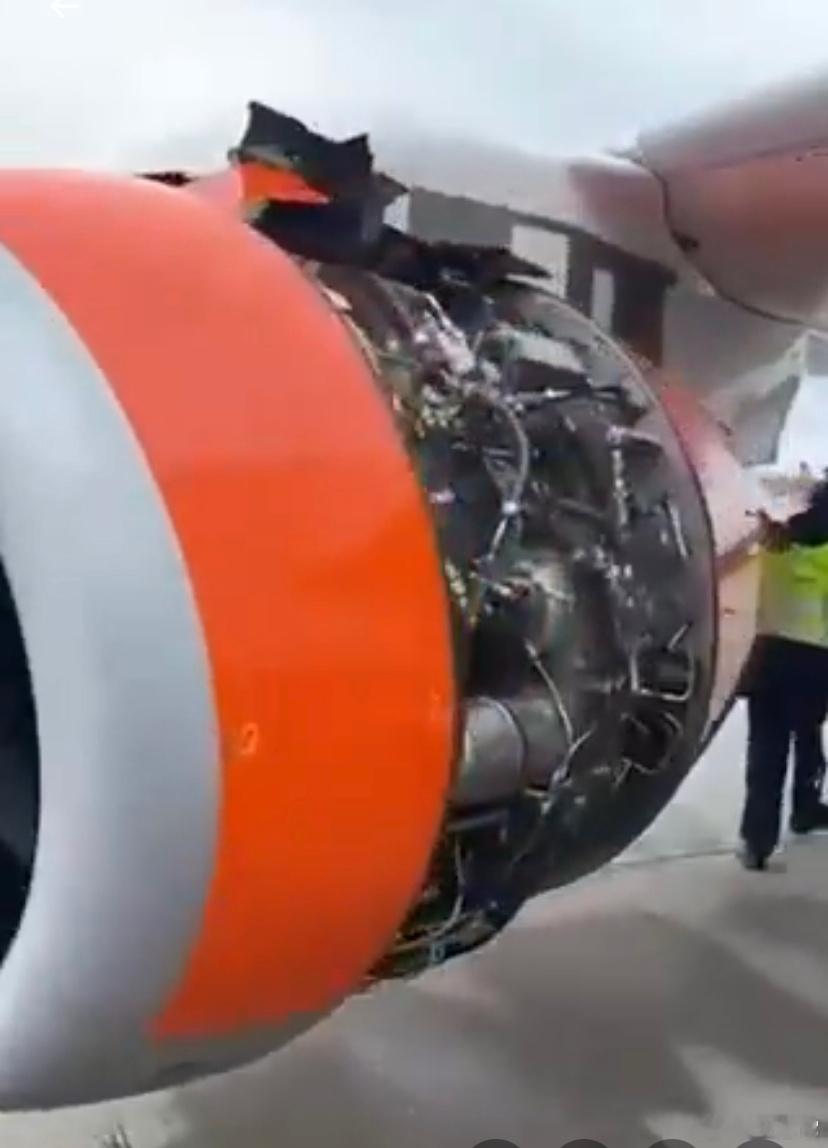 ❗️俄罗斯航空：一架超级喷气式飞机在空中丢失了发动机罩阿兹穆斯航空一架