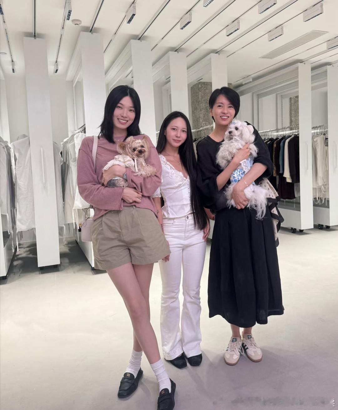 梁咏琪在上海一间服装店购物，她穿着裙子，抱着宠物狗，身材苗条，状态看起来真好，整